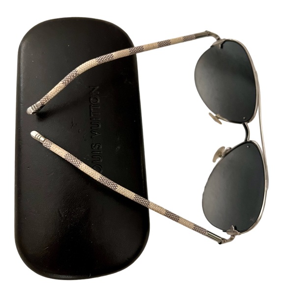 Authentic Louis Vuitton aviators. Gorgeous on! Includes case & sleeve! - Picture 2 of 9